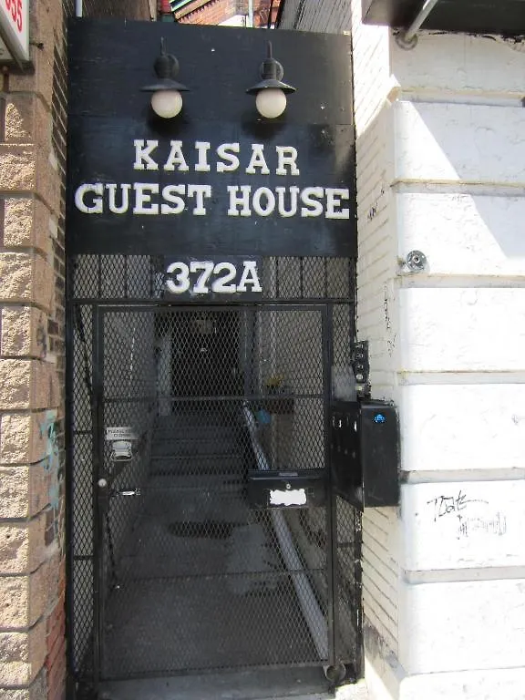 Kaisar Guest House Toronto 2*,